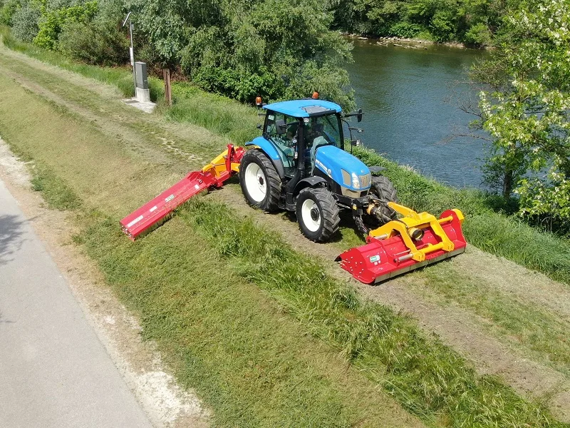 Mulčenje nasipa ob reki