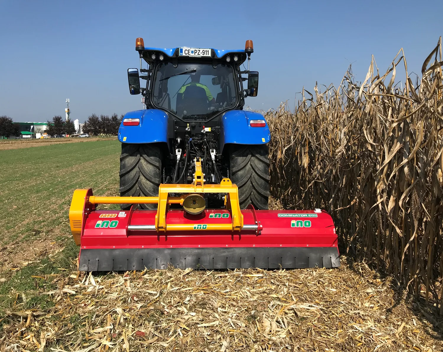 Traktor z mulčerjem DOMINATOR v ostankih koruze
