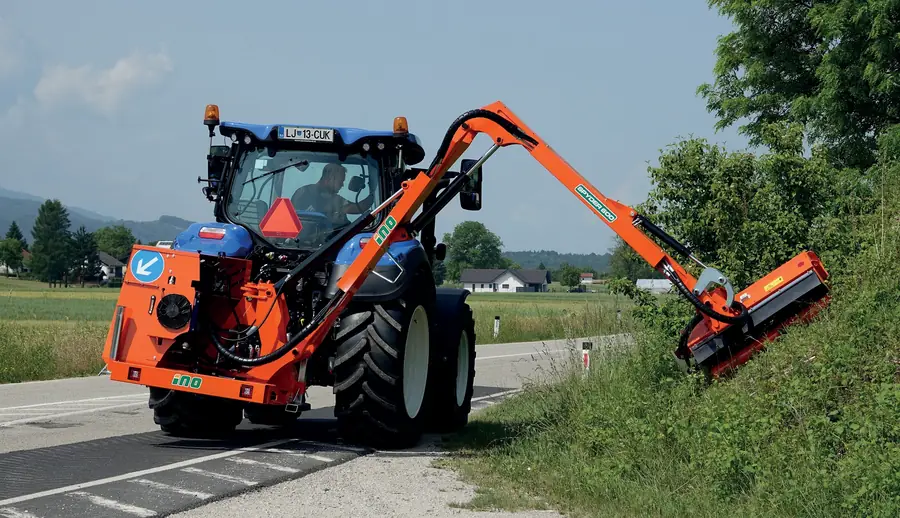 Mulčer na roki ob cesti